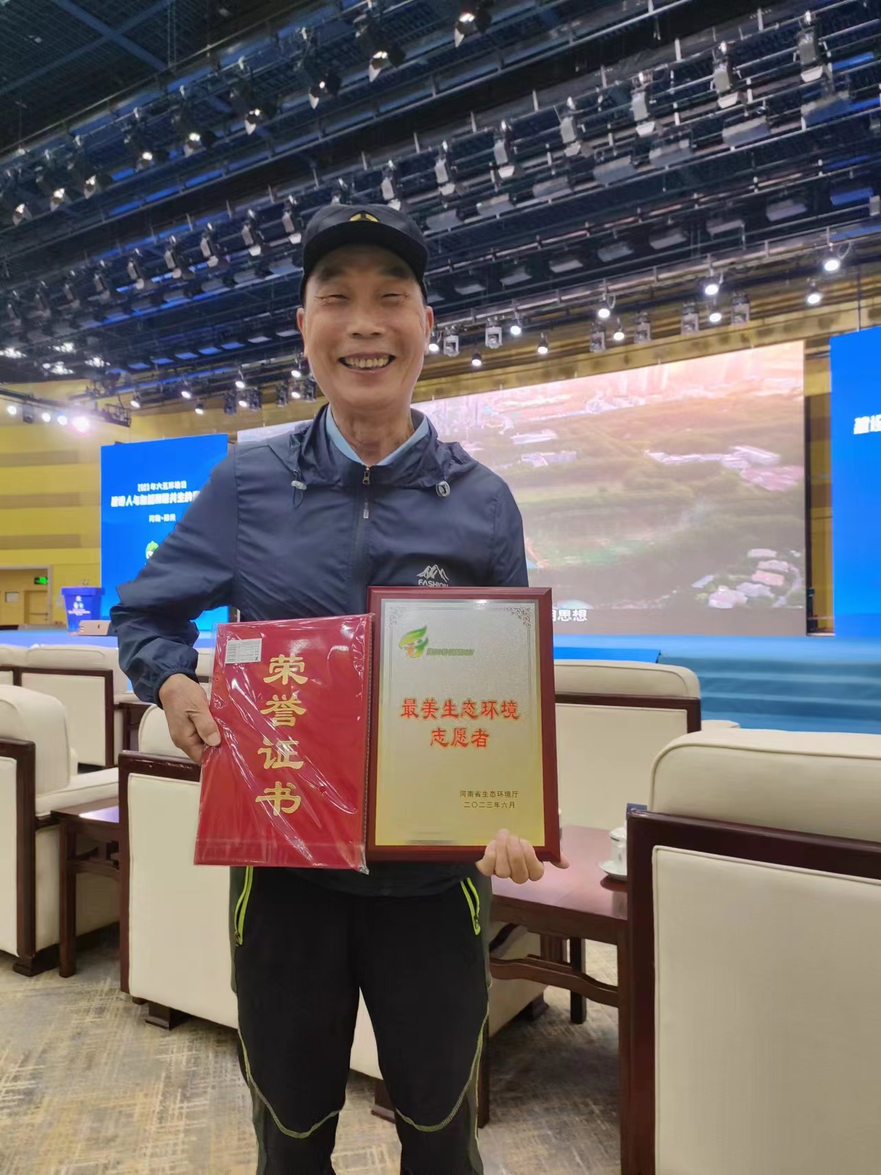 喜報(bào)！新鄉(xiāng)環(huán)保志愿者張鄭州獲省“2023最美生態(tài)環(huán)境志愿者”稱(chēng)號(hào)